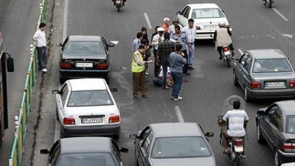 سردار مومنی، از پل های هوایی عابر پیاده تردد کنید