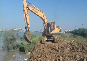 خاکبرداری و نخاله برداری کانال سلمان برای پیشگیری از سیلاب