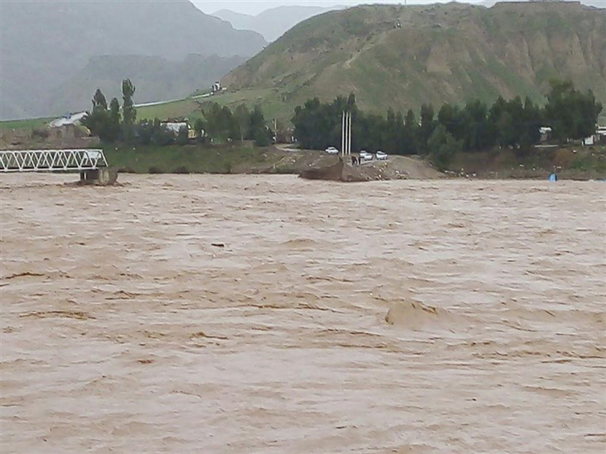 قطع راه ارتباطی ۲۰ روستای بخش معمولان/ پل روستای چم شهران را سیلاب با خود برد