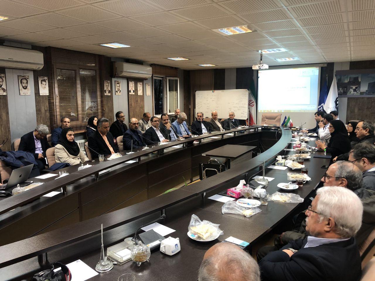 حضور روسای بخش‌های بیمارستان امام خمینی در جلسه ماهانه بدون ماسک