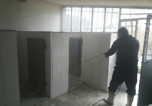 ضدعفونی کردن سرویس بهداشتی‌های سطح شهر در مهاباد