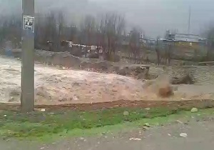 جاری شدن سیل در روستای «قلعه سنگی» + فیلم