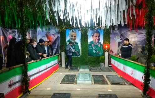 نصب حفاظ در اطراف آرامگاه سردار سلیمانی نصب حفاظ در اطراف آرامگاه سردار سلیمانی