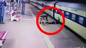 اشتباه وحشتناک مسافر در مقابل قطار تندرو