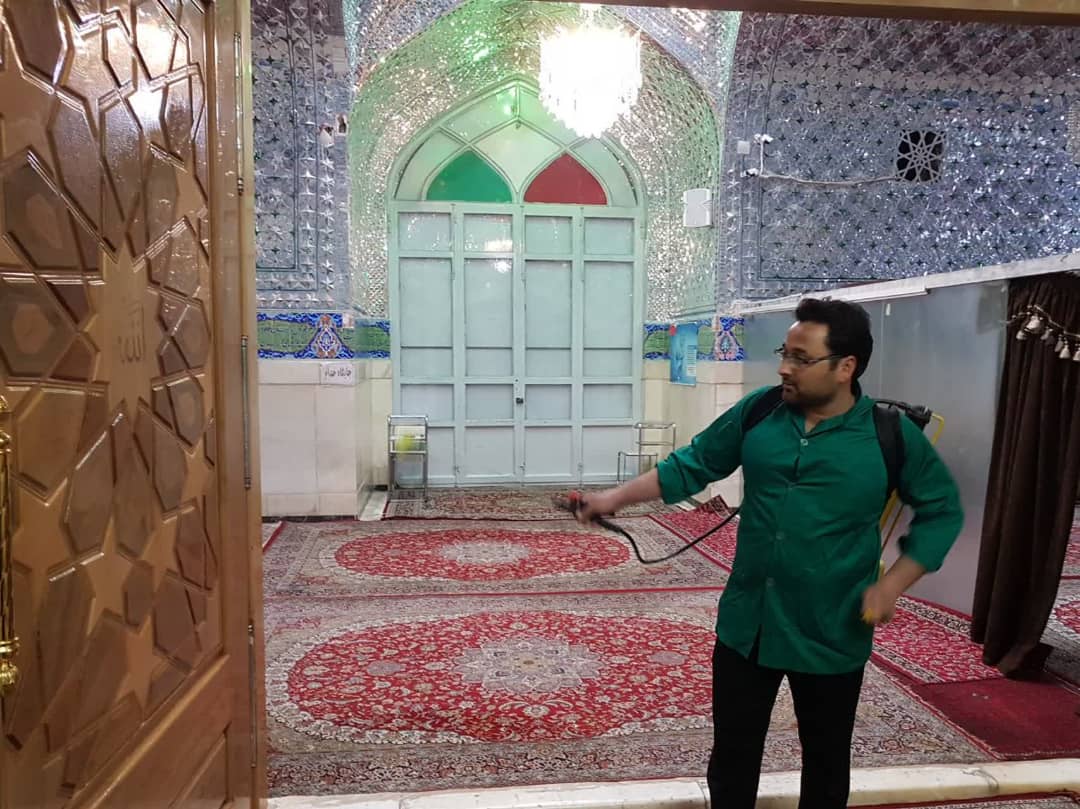 تصاویری از ضدعفونی کردن امام زادگان سید مرتضی و سید حمزه(ع) در کاشمر