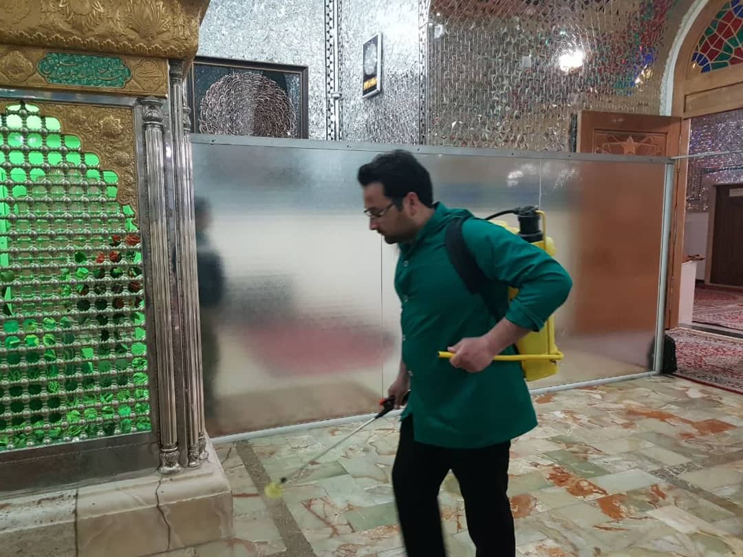 تصاویری از ضدعفونی کردن امام زادگان سید مرتضی و سید حمزه(ع) در کاشمر