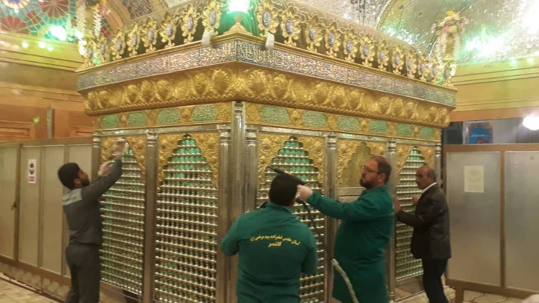 تصاویری از ضدعفونی کردن امام زادگان سید مرتضی و سید حمزه(ع) در کاشمر