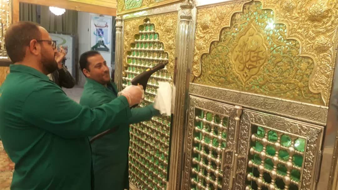 تصاویری از ضدعفونی کردن امام زادگان سید مرتضی و سید حمزه(ع) در کاشمر
