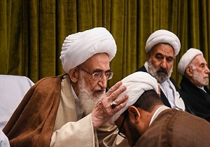 برگزاری مراسم عمامه‌گذاری طلاب به دست آیت‌الله نوری همدانی