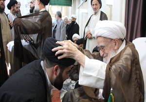 مراسم عمامه‌گذاری طلاب به دست آیت الله صافی گلپایگانی در قم برگزار شد