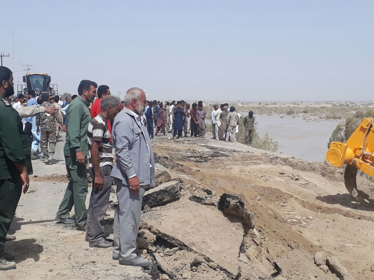 آخرین اخبار از مناطق سیل زده یکم اردیبهشت ماه/سه روستای شهرستان هیرمند تخلیه شد/سیلاب در حال ورود به ۲ روستای شادگان +فیلم و تصاویر
