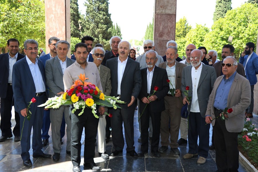 گل باران آرامگاه شیخ اجل در شیراز