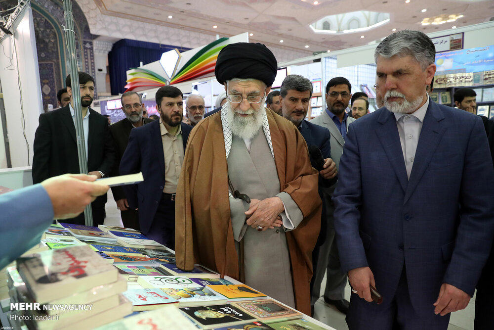 روایاتی خواندنی از بازدید رهبر معظم انقلاب از نمایشگاه کتاب روایاتی خواندنی از بازدید رهبر معظم انقلاب از نمایشگاه کتاب