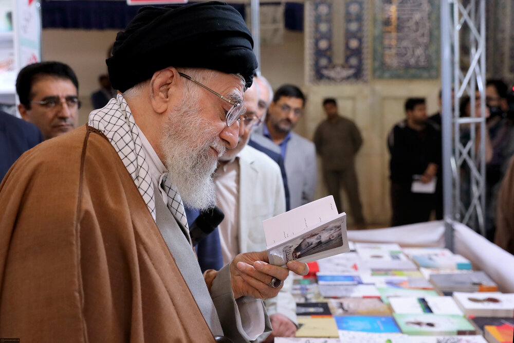 روایاتی خواندنی از بازدید رهبر معظم انقلاب از نمایشگاه کتاب روایاتی خواندنی از بازدید رهبر معظم انقلاب از نمایشگاه کتاب