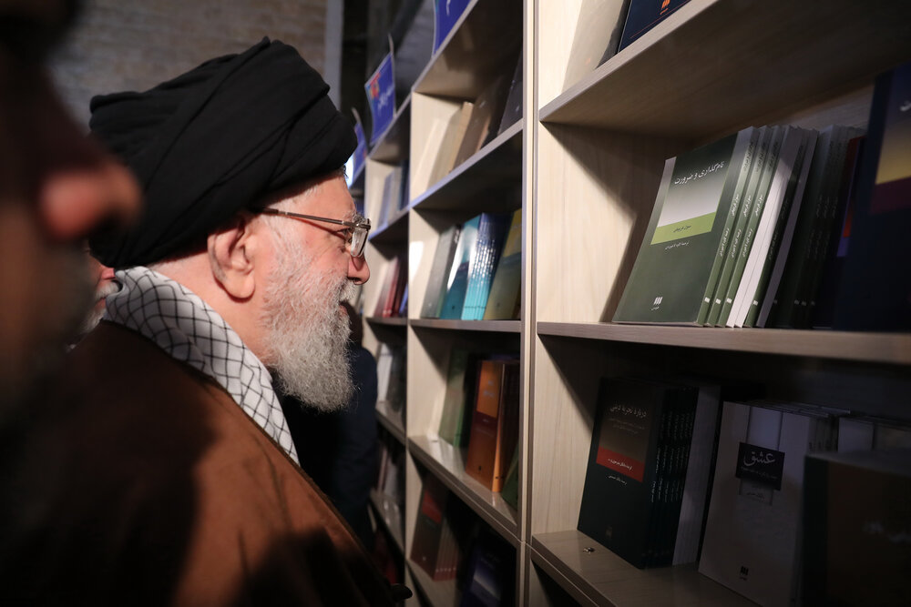 روایاتی خواندنی از بازدید رهبر معظم انقلاب از نمایشگاه کتاب روایاتی خواندنی از بازدید رهبر معظم انقلاب از نمایشگاه کتاب