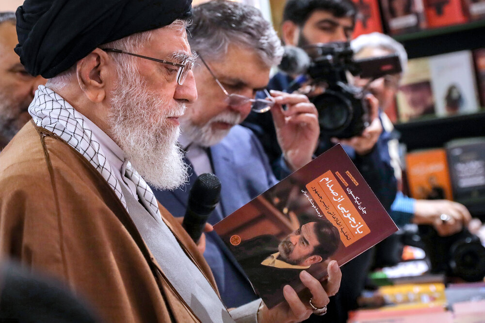 روایاتی خواندنی از بازدید رهبر معظم انقلاب از نمایشگاه کتاب روایاتی خواندنی از بازدید رهبر معظم انقلاب از نمایشگاه کتاب