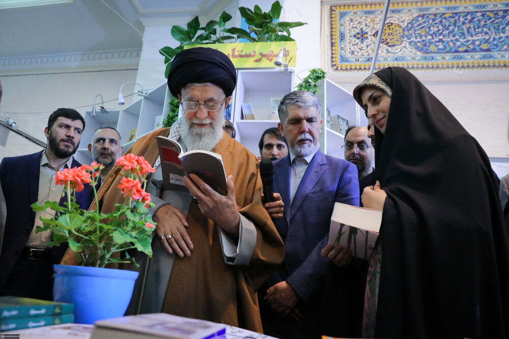 روایاتی خواندنی از بازدید رهبر معظم انقلاب از نمایشگاه کتاب روایاتی خواندنی از بازدید رهبر معظم انقلاب از نمایشگاه کتاب