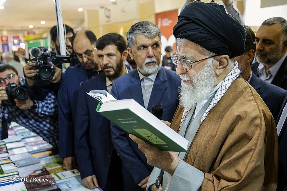 رفتار پسندیده فرزند رهبر انقلاب در نمایشگاه کتاب
