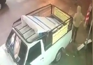 سرقت تلفن همراه یک عابرپیاده در بلوار اندرزگو + فیلم