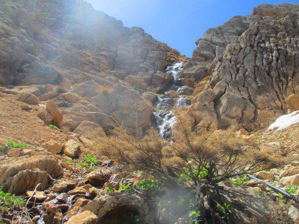 چشم‌اندازی از آبشار روان در سمیرم + تصاویر