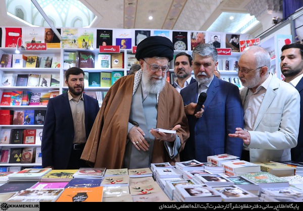 ماجرای کتابی که مزین به امضای رهبر معظم انقلاب شد +تصویر