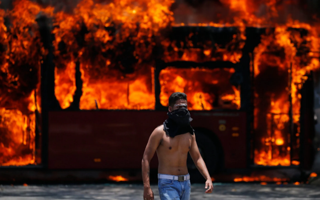 تصاویر روز: از وقوع توفان شن در عراق تا سقوط یک ساختمان بر اثر رانش زمین در بولیوی