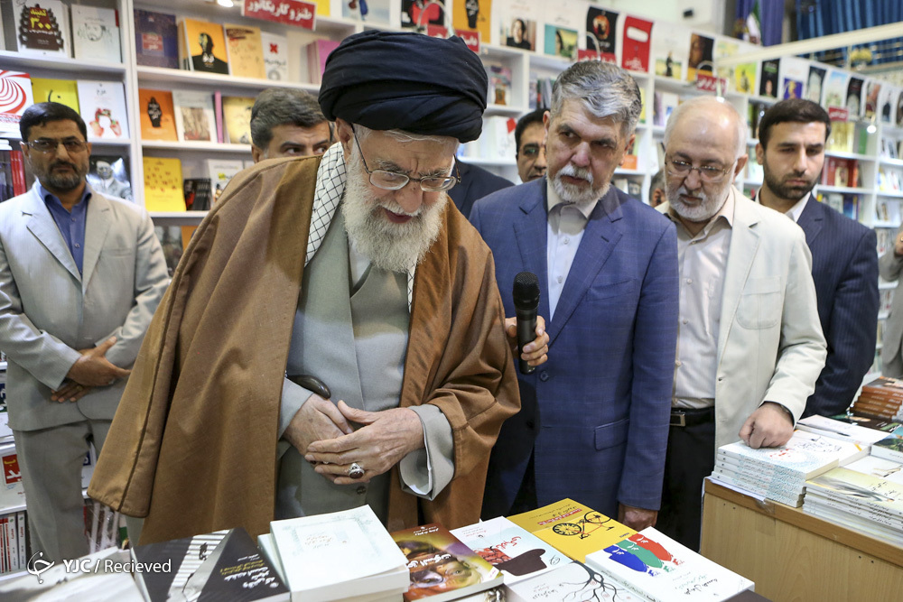 ماجرای امضای رهبر انقلاب بر کتاب &laquo;خورشید در سایه&raquo; / دلایل نویسنده&zwnj;ای که به سراغ زندگی عماد مغنیه رفت