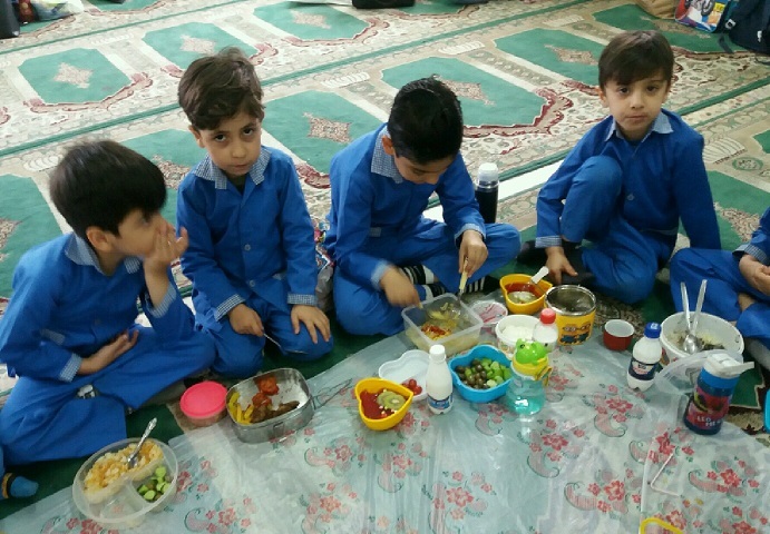 برپایی سفره سلامت دانش آموزان صومعه سرایی