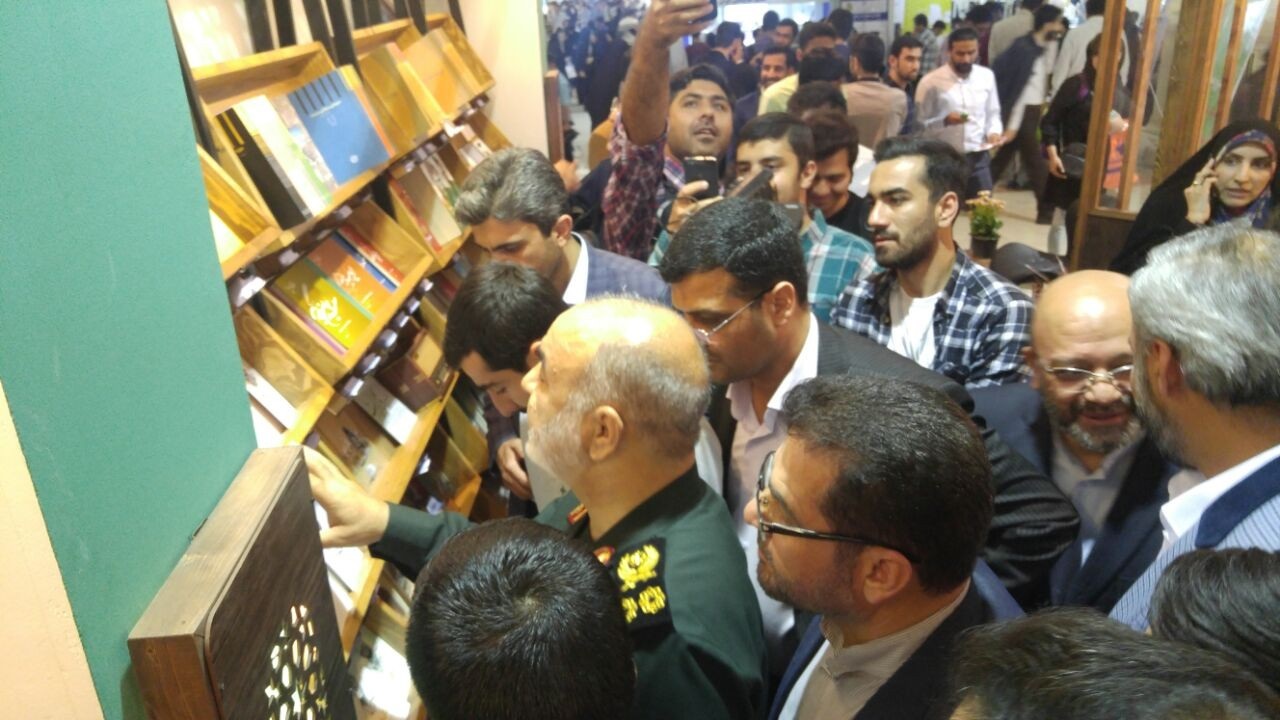 حضور سرلشکر سلامی فرمانده کل سپاه در نمایشگاه کتاب