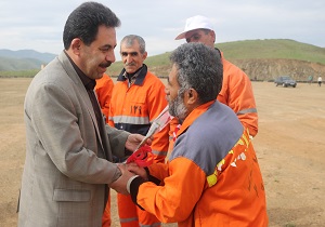 شهردار سنندج از جمعی از کارگران خدمات شهری تجلیل نمود