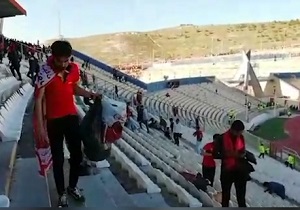 اقدام خودجوش هواداران تراکتور در جمع‌آوری زباله از سکوها + فیلم