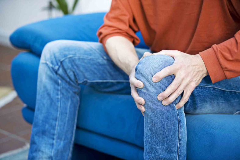 چرا زانویم تق تق می‌کند؟