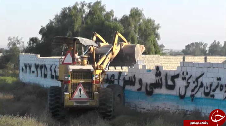 ۱۱ خانه باغ ساخته شده در حریم جاده‌های گناوه تخریب شدند