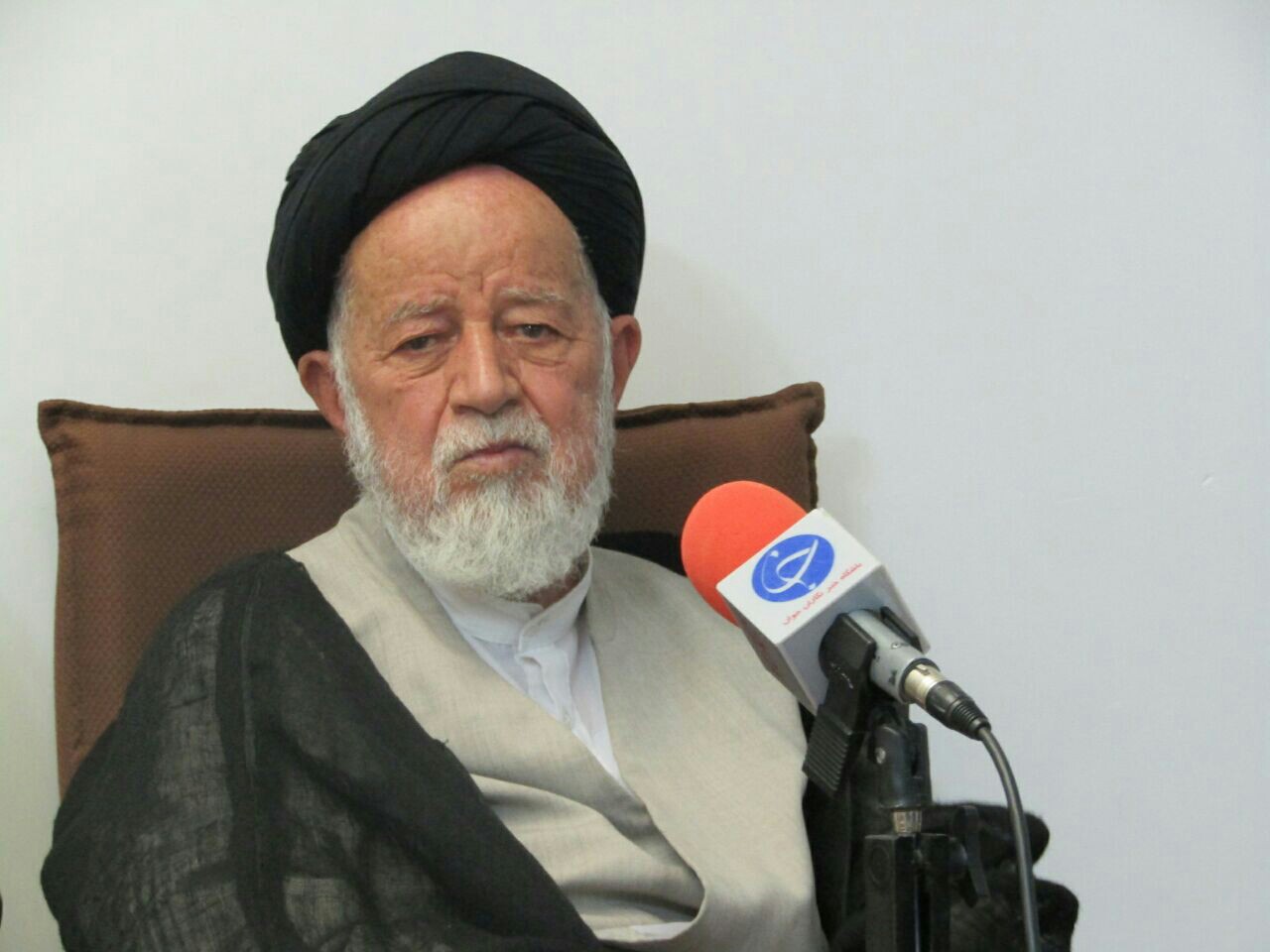 تجلیل نماینده ولی فقیه در استان سمنان از معلمان شاهد