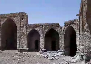 تخریب شدن کاروانسرای تاریخی شاه عباسی در روستای در + فیلم