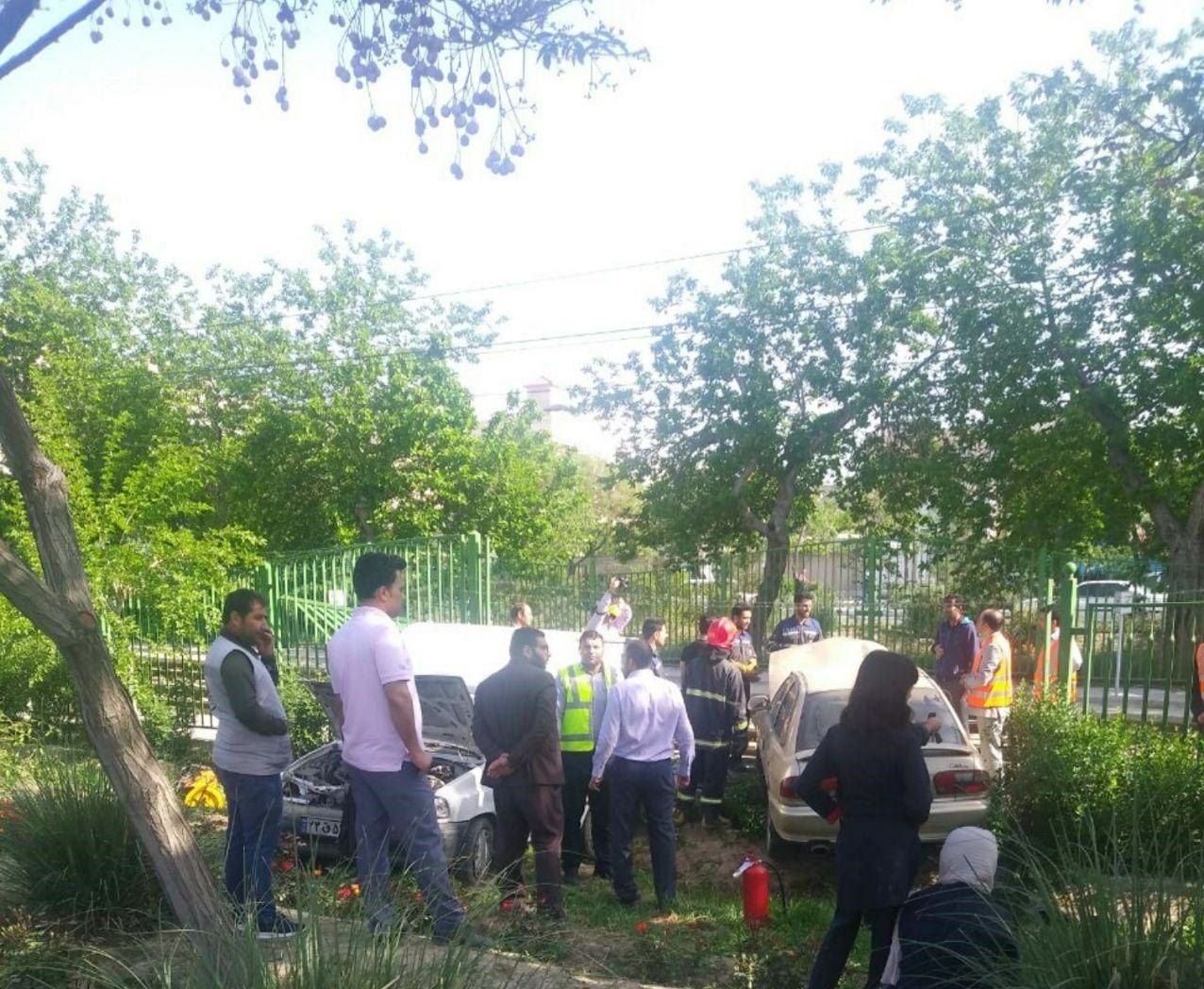 یک خودروی سواری با قطار شهری مشهد برخورد کرد