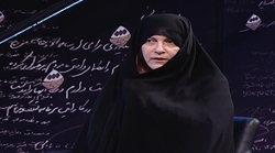 چرا دخترها وقتی وارد مدرسه می‌شوند باید مقنعه را جلو بکشند؟ + فیلم