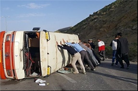 تغییر مسیر ، علت واژگونی مینی بوس حامل کارگران در ایوانکی