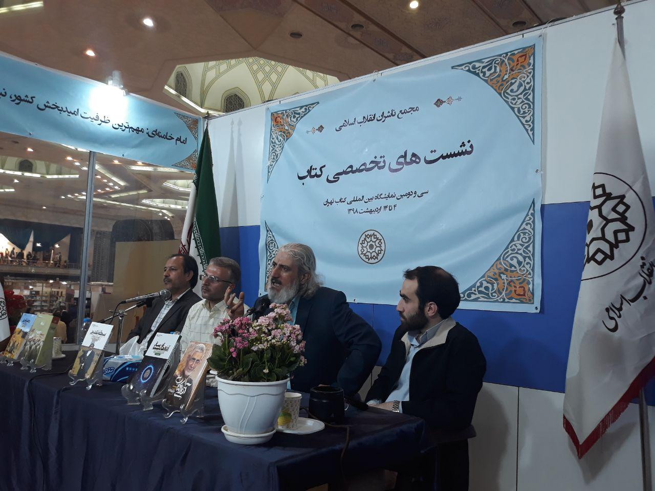 جشن امضای کتاب نوعی سیرک است/در دنیای کتاب با فقر ایده و فقر محتوا موجه هستیم