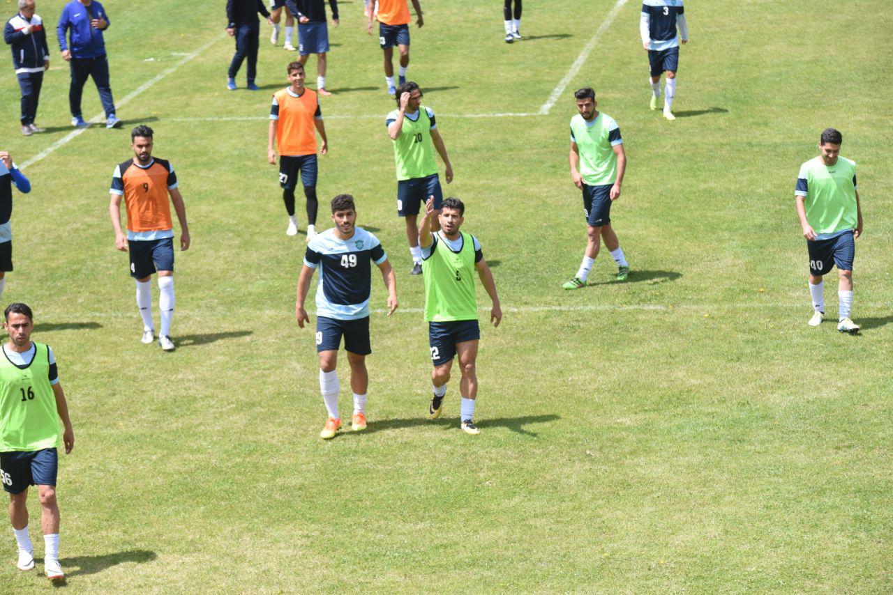 مهاجری به شاگردانش استراحت داد