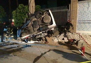برخورد شدید خودرو با تیر برق در شیراز + تصاویر