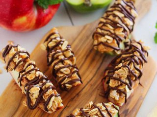 طرز تهیه سیب&zwnj;های شکلاتی با کره بادام زمینی