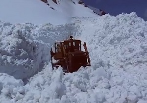 بازگشایی گردنه «تته» توسط نیروهای راهداری + فیلم