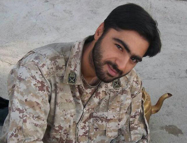 خاطره گویی شهید مدافع حرم رضاحاجی&zwnj;زاده بر سر مزار شهید روح&zwnj;الله صحرایی