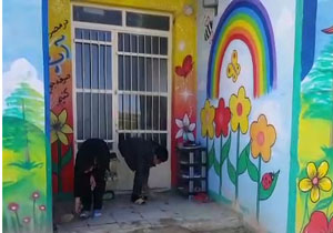 نظافت مدرسه توسط دانش‌آموزان در روستای خانباغی + فیلم
