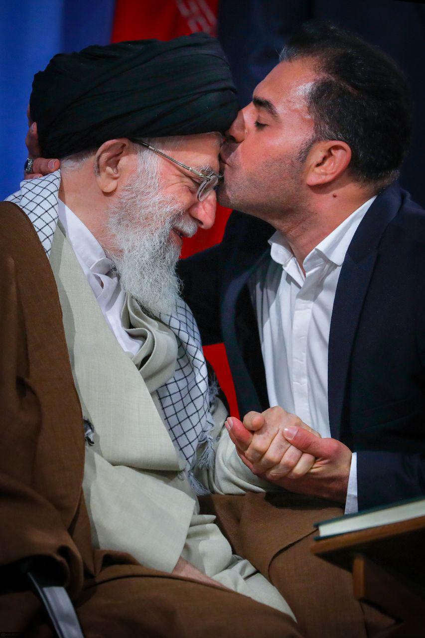 بوسه یکی از قاریان قرآن بر پیشانی رهبرانقلاب +عکس