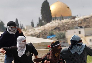 سخنان شجاعانه یک دلاورمرد فلسطینی در برابر خیل نظامیان صهیونیست +فیلم