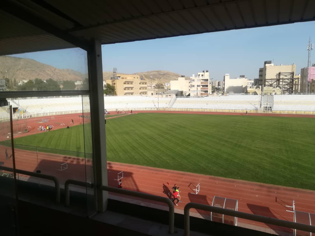 پایان بازسازی چمن ورزشگاه حافظه شیراز