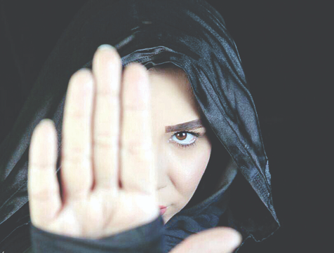 ماجرای فراز از طناب دار تنها شعبده باز زن ایران/ ساعتی ۳ میلیون برای رفتن روی صحنه می&zwnj;گیرم