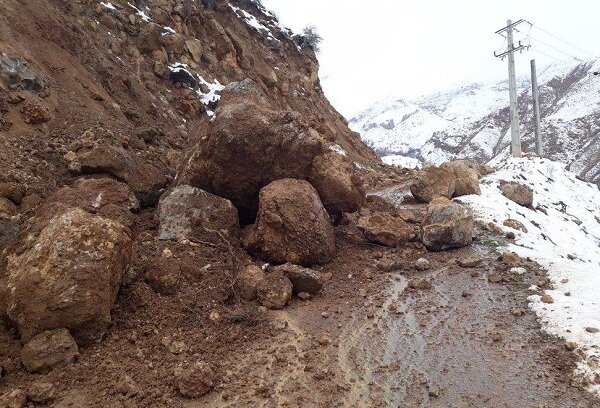 ریزش کوه راه ارتباطی ۴ روستا را در ورزقان بست